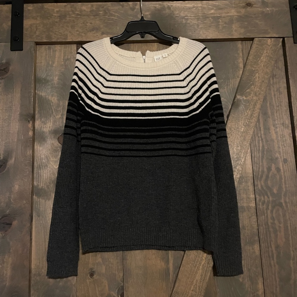 💜Gap women’s stripes sweater with zipper back detail size medium